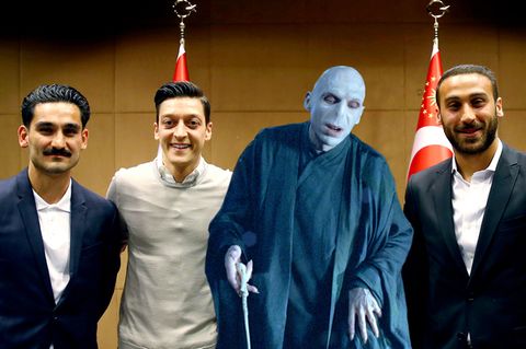 Anstelle von Erdogan ist Voldemort in das Foto mit Gündogan und Özil montiert