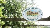 Bauernhofcafé Binnenheide - Ponys mit Sahne   Wo sonst lässt es sich so schön und unangestrengt radeln wie am Niederrhein? Und dort, zwischen Wäldern, Wiesen und Flüsschen wie Fleuth und Waterforth liegt das schon mehrfach prämierte Bauernhofcafé Binnenheide auf dem Kellendonkshof. Genau 20 Jahre ist das Café inzwischen alt, der Hof aber wurde schon im 15. Jahrhundert erwähnt. Im Café wird der Kuchen noch selbst gebacken, und die Kleinen können auf der Wiese neben der Sonnenterrasse Ponys streicheln, während die Großen noch eine zweite Torte probieren. Auch Sahnesünden können schließlich im nahen Marien-Wallfahrtsort Kevelaer oder im Xantener Dom gebeichtet werden. www.bauernhofcafe-binnenheide.de