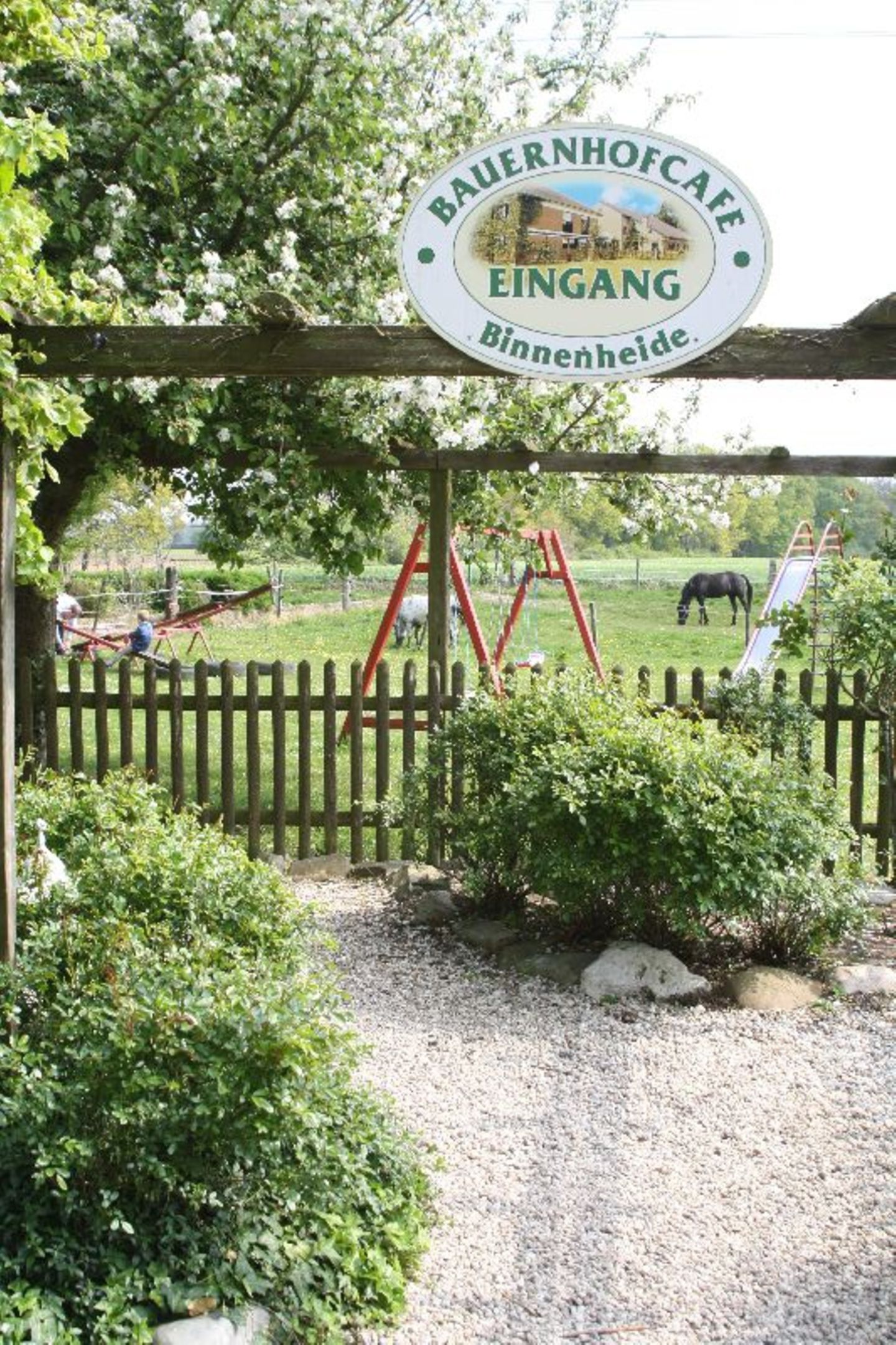 Bauernhofcafé Binnenheide - Ponys mit Sahne   Wo sonst lässt es sich so schön und unangestrengt radeln wie am Niederrhein? Und dort, zwischen Wäldern, Wiesen und Flüsschen wie Fleuth und Waterforth liegt das schon mehrfach prämierte Bauernhofcafé Binnenheide auf dem Kellendonkshof. Genau 20 Jahre ist das Café inzwischen alt, der Hof aber wurde schon im 15. Jahrhundert erwähnt. Im Café wird der Kuchen noch selbst gebacken, und die Kleinen können auf der Wiese neben der Sonnenterrasse Ponys streicheln, während die Großen noch eine zweite Torte probieren. Auch Sahnesünden können schließlich im nahen Marien-Wallfahrtsort Kevelaer oder im Xantener Dom gebeichtet werden. www.bauernhofcafe-binnenheide.de