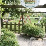 Bauernhofcafé Binnenheide - Ponys mit Sahne   Wo sonst lässt es sich so schön und unangestrengt radeln wie am Niederrhein? Und dort, zwischen Wäldern, Wiesen und Flüsschen wie Fleuth und Waterforth liegt das schon mehrfach prämierte Bauernhofcafé Binnenheide auf dem Kellendonkshof. Genau 20 Jahre ist das Café inzwischen alt, der Hof aber wurde schon im 15. Jahrhundert erwähnt. Im Café wird der Kuchen noch selbst gebacken, und die Kleinen können auf der Wiese neben der Sonnenterrasse Ponys streicheln, während die Großen noch eine zweite Torte probieren. Auch Sahnesünden können schließlich im nahen Marien-Wallfahrtsort Kevelaer oder im Xantener Dom gebeichtet werden. www.bauernhofcafe-binnenheide.de