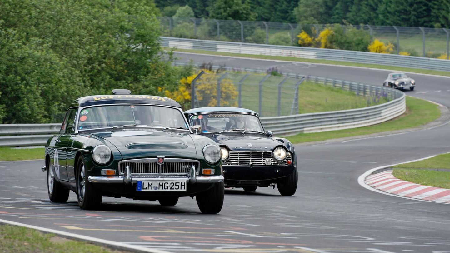 Nürburgring Nürburgring - Mal richtig Gas geben Sie fahren gerne Auto, gern auch mal schnell, stehen aber meist im Stau? Dann besuchen Sie den Nürburgring und gönnen sich die legendäre "Grüne Hölle", wie die Nordschleife des ehemaligen Formel-1-Kurses heißt. Voraussetzung: Sie sind im Besitz eines gültigen Führerscheins, ihr Wagen fährt mindestens 60 km/h und wiegt nicht mehr als 2,8 Tonnen. Dann steht dem Spaß nur noch der Eintrittspreis im Weg: Die 20,8 Kilometer lange Umrundung kostet werktags 25 Euro, am Wochenende 30 Euro. Für Schäden kommen Sie natürlich selbst auf. Ist Ihnen ihr Fahrzeug (zu) lieb und (zu) teuer, gibt's für 295 Euro die Mitfahrgelegenheit in einem Mercedes AMG GT. Nur fliegen ist noch schneller. www.nuerburgring.de