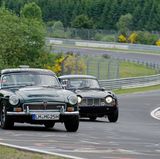 Nürburgring - Mal richtig Gas geben  Sie fahren gerne Auto, gern auch mal schnell, stehen aber meist im Stau? Dann besuchen Sie den Nürburgring und gönnen sich die legendäre "Grüne Hölle", wie die Nordschleife des ehemaligen Formel-1-Kurses heißt. Voraussetzung: Sie sind im Besitz eines gültigen Führerscheins, ihr Wagen fährt mindestens 60 km/h und wiegt nicht mehr als 2,8 Tonnen. Dann steht dem Spaß nur noch der Eintrittspreis im Weg: Die 20,8 Kilometer lange Umrundung kostet werktags 25 Euro, am Wochenende 30 Euro. Für Schäden kommen Sie natürlich selbst auf. Ist Ihnen ihr Fahrzeug (zu) lieb und (zu) teuer, gibt's für 295 Euro die Mitfahrgelegenheit in einem Mercedes AMG GT. Nur fliegen ist noch schneller.  www.nuerburgring.de