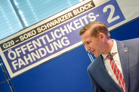 Polizeipressesprecher Timo Zill erklärt Journalisten die zweite Öffentlichkeitsfahndung nach den G20-Krawallen im letzten Jahr