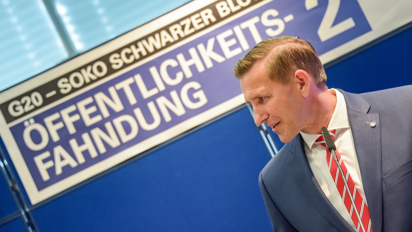 Polizeipressesprecher Timo Zill erklärt Journalisten die zweite Öffentlichkeitsfahndung nach den G20-Krawallen im letzten Jahr