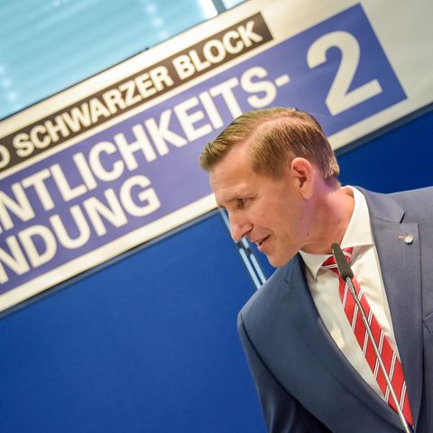 Polizeipressesprecher Timo Zill erklärt Journalisten die zweite Öffentlichkeitsfahndung nach den G20-Krawallen im letzten Jahr