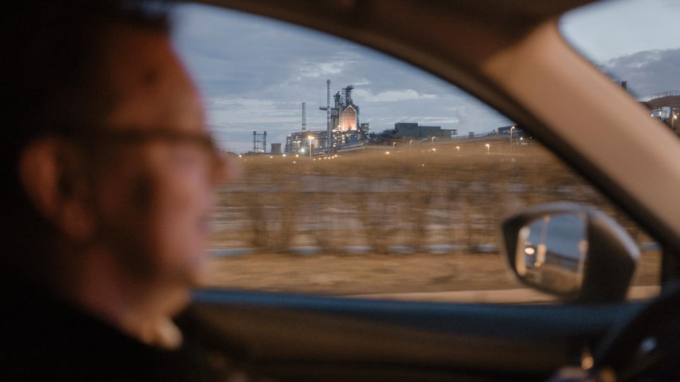 Duisburg: Holger Reupke auf dem Weg zur Nachtschicht. In der Ferne leuchtet der Hochofen 8 des Thyssenkrupp-Werks Bruckhausen – seines Arbeitsplatzes Holger Reupke auf dem Weg zur Nachtschicht. In der Ferne leuchtet der Hochofen 8 des Thyssenkrupp-Werks Bruckhausen – seines Arbeitsplatzes