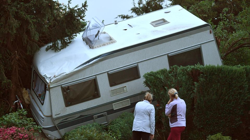 Tornado bei Mönchengladbach: Wohnmobil im Garten Tornado bei Mönchengladbach: Wohnmobil in die Hecken geschleudert