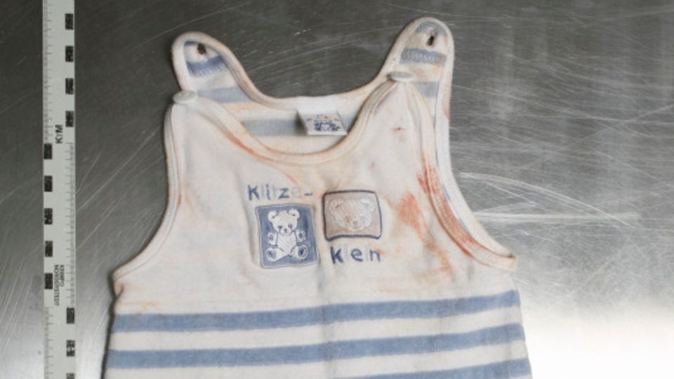 Fall aus Berlin: Diesen blau gestreiften Strampler hatte das neugeborene Mädchen an, das im September 2015 in Berlin an einer Bushaltestelle im Norden der Stadt gefunden wurde. Diesen blau gestreiften Strampler hatte das neugeborene Mädchen an, das im September 2015 in Berlin an einer Bushaltestelle im Norden der Stadt gefunden wurde.