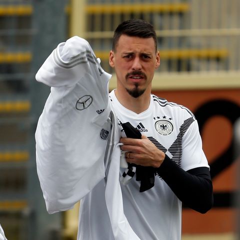 Stürmer Sandro Wagner zieht sich im Training einen Pullover über sein Nationalmannschaftstrikot