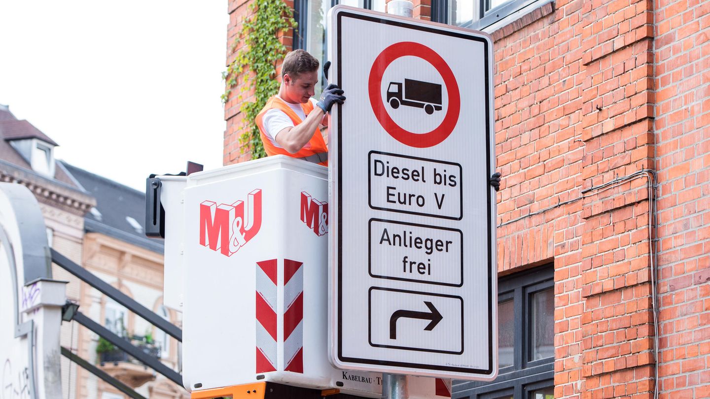 Ein Fahrverbotsschild für Lastwagen mit Diesel-Motor bis Euro 5 wird an der Stresemannstraße aufgehängt. Zur Luftreinhaltung werden in der Hansestadt voraussichtlich nach Pfingsten Fahrverbote eingeführt