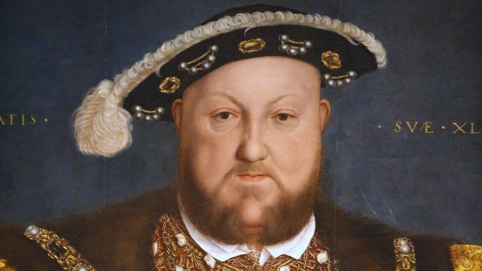 Ein Gemälde zeigt Heinrich VIII.: Ein dicklicher Mann mit rotblondem Vollbart, einem blauen Schlapphut und verziertem Gewand