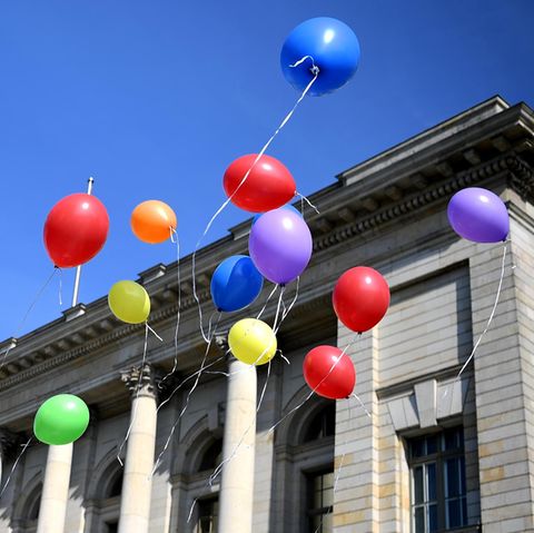 Anlässlich des Internationalen Tages gegen Homophobie steigen bunte Luftballons vor dem Berliner Abgeordnetenhaus in die Luft