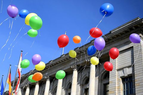Anlässlich des Internationalen Tages gegen Homophobie steigen bunte Luftballons vor dem Berliner Abgeordnetenhaus in die Luft