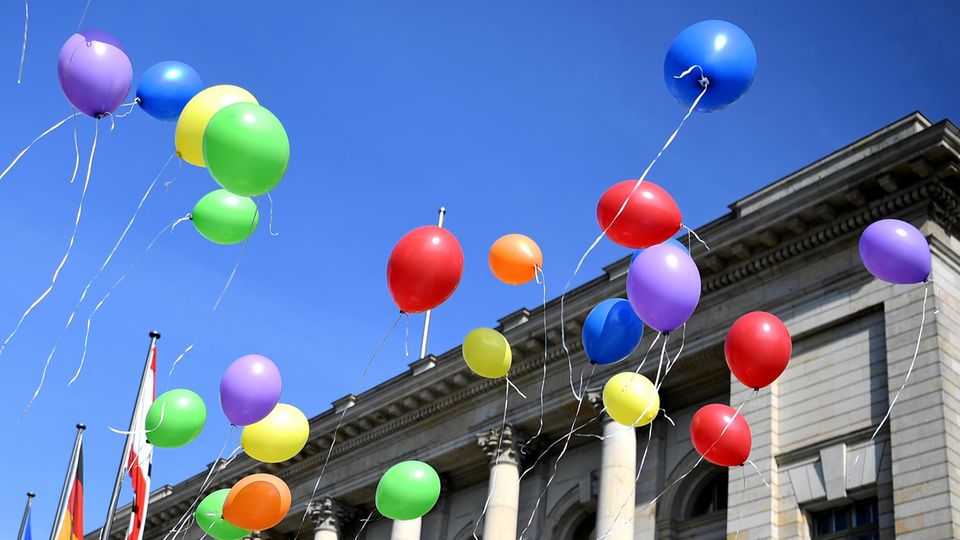Anlässlich des Internationalen Tages gegen Homophobie steigen bunte Luftballons vor dem Berliner Abgeordnetenhaus in die Luft