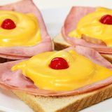 1950  In den 1950er Jahren schwappt die sogenannte "Fresswelle" über das Land, Mayonnaise und Buttercreme ist aus deutschen Küchen nicht mehr wegzudenken. Aber auch exotische Früchte in Konservendosen sind heiß begehrt. Diese Gerichte haben wir in den 50ern gegessen. 