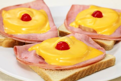 1950  In den 1950er Jahren schwappt die sogenannte "Fresswelle" über das Land, Mayonnaise und Buttercreme ist aus deutschen Küchen nicht mehr wegzudenken. Aber auch exotische Früchte in Konservendosen sind heiß begehrt. Diese Gerichte haben wir in den 50ern gegessen. 