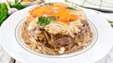 1960  Nach der "Fresswelle" wird wieder mehr auf eine gesundheitsbewusste Ernährungsweise geachtet. Gemüse und Fleisch in Aspik, Fondue und Boeuf Stroganoff sind klassische Gerichte der 60er Jahre. 