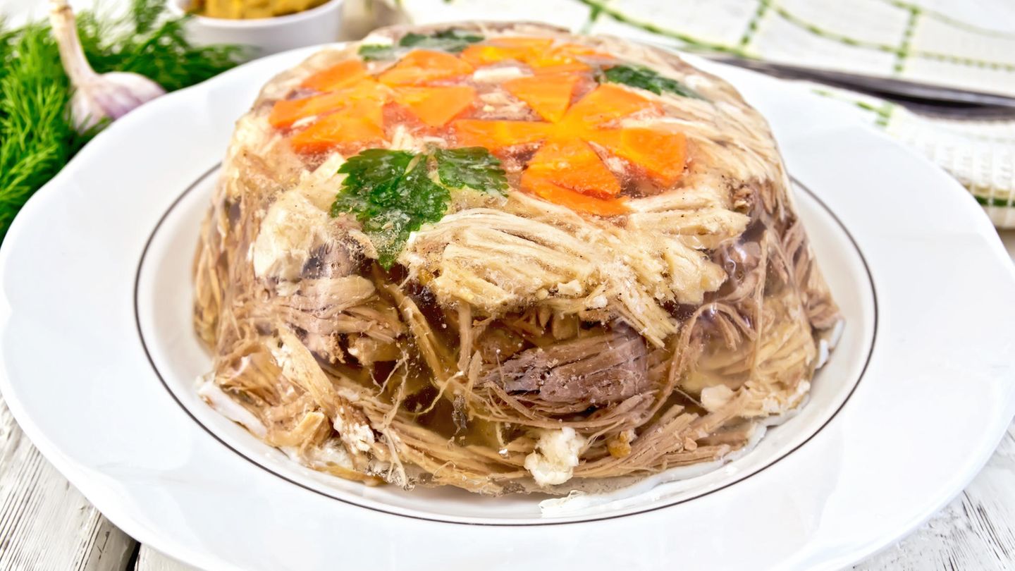 1960  Nach der "Fresswelle" wird wieder mehr auf eine gesundheitsbewusste Ernährungsweise geachtet. Gemüse und Fleisch in Aspik, Fondue und Boeuf Stroganoff sind klassische Gerichte der 60er Jahre. 