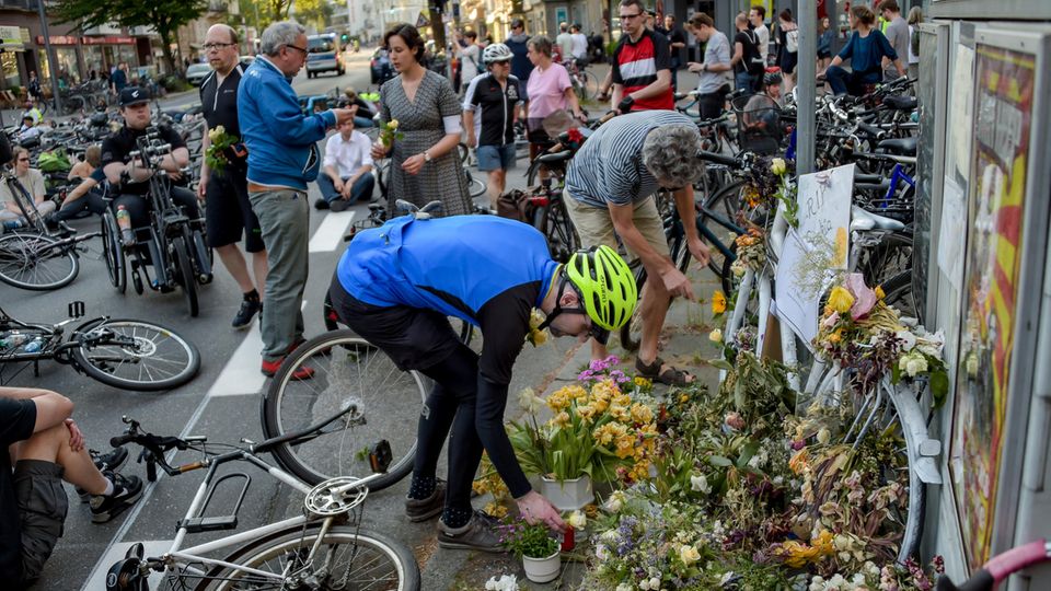 Nachrichten Deutschland Hamburg Blumen Ride of Silence