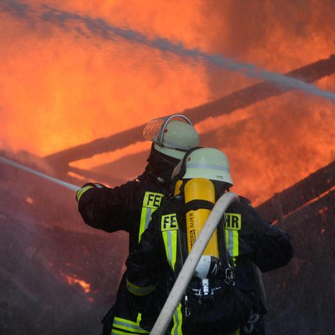 Feuerwehrleute löschen einen Brand