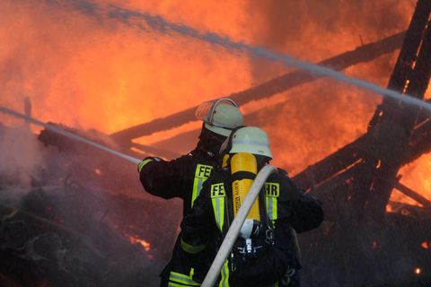 Feuerwehrleute löschen einen Brand