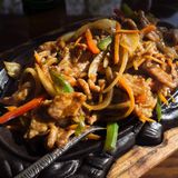 1980  In den 80er Jahren unterscheiden sich die Geschmäcker deutlich: Entweder legt man Wert auf schnelle Imbisse oder aber exklusive und hochqualitative Lebensmittel. Jugendliche lieben Fast-Food-Restaurants, die Erwachsenen entdecken Tiefkühlprodukte. Besondere Renner sind Pizza und gefüllte Baguette, aber auch Chopsuey (Foto) oder China-Suppe. 