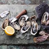 1990  Nach dem BSE-Skandal treten vor allem gesunde, leichte und kalorienarme Lebensmittel in den Vordergrund sowie Vollkornprodukte und Schnellimbisse mit Salaten. Und die feineren Genüsse mit Austern, Hummer und Champagner werden populär. 