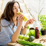 2000  In den 00er Jahren jagt ein Lebensmittelskandal den nächsten. Die Deutschen ändern ihre Essgewohnheiten drastisch. Der Konsum von Rindfleisch bricht ein, Geflügel wird mehr nachgefragt, die Wurst kommt in Verruf. Kaffee wird zum Trendprodukt, besonders Kaffeespezialitäten wie Cappuccino, aber auch Smoothies und gesunde Fruchtshakes stehen hoch im Kurs.