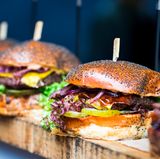 2010  In diesem Jahrzehnt haben wir die Qual der Wahl beim Essen: Burger, mexikanisch, peruanisch, koreanisch, vietnamesisch. Am besten so authentisch und gesund wie möglich. Die kulinarische Welt hat sich uns (zumindest in der Großstadt), zu Füßen gelegt. 