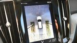 Beim Rückwärtsfahren zeigt das Display den Volvo V60 aus der Vogelperspektive