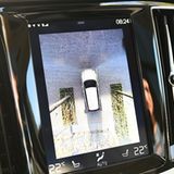 Beim Rückwärtsfahren zeigt das Display den Volvo V60 aus der Vogelperspektive
