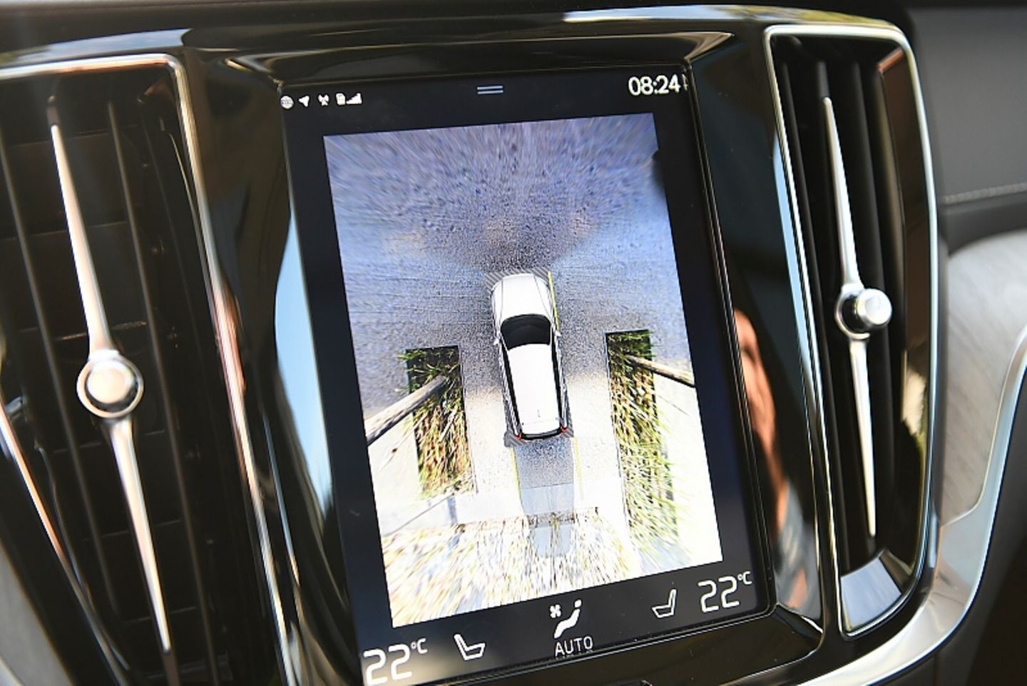 Beim Rückwärtsfahren zeigt das Display den Volvo V60 aus der Vogelperspektive