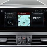 Das Infotainment hat die aktuelle BMW-Kacheloptik