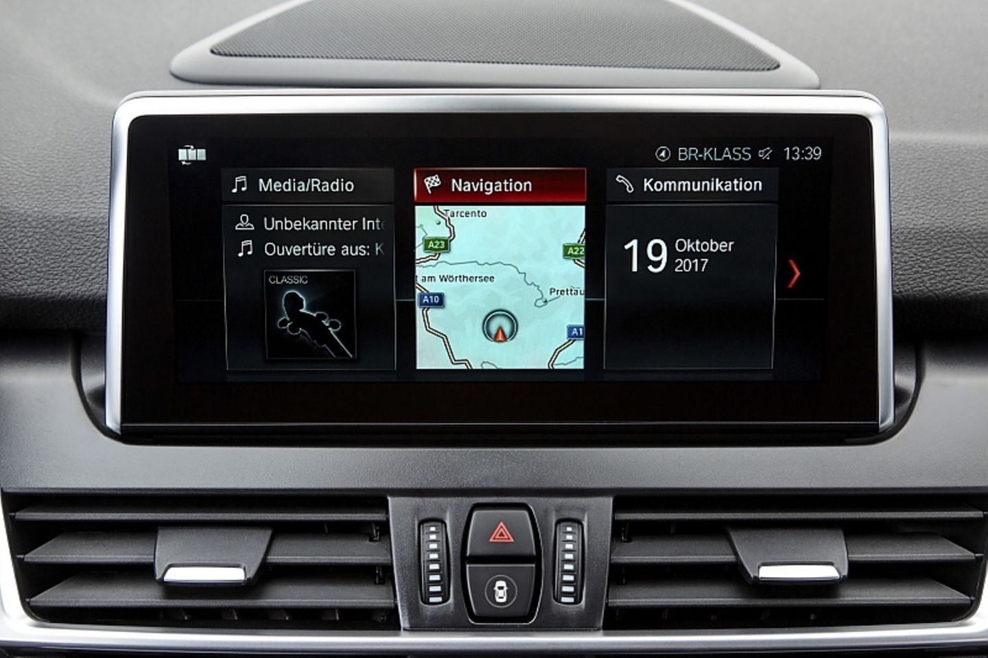 Das Infotainment hat die aktuelle BMW-Kacheloptik