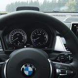 Die Rundinstrumente haben die "Black-Panel-Technologie" mit analogen Zeigern