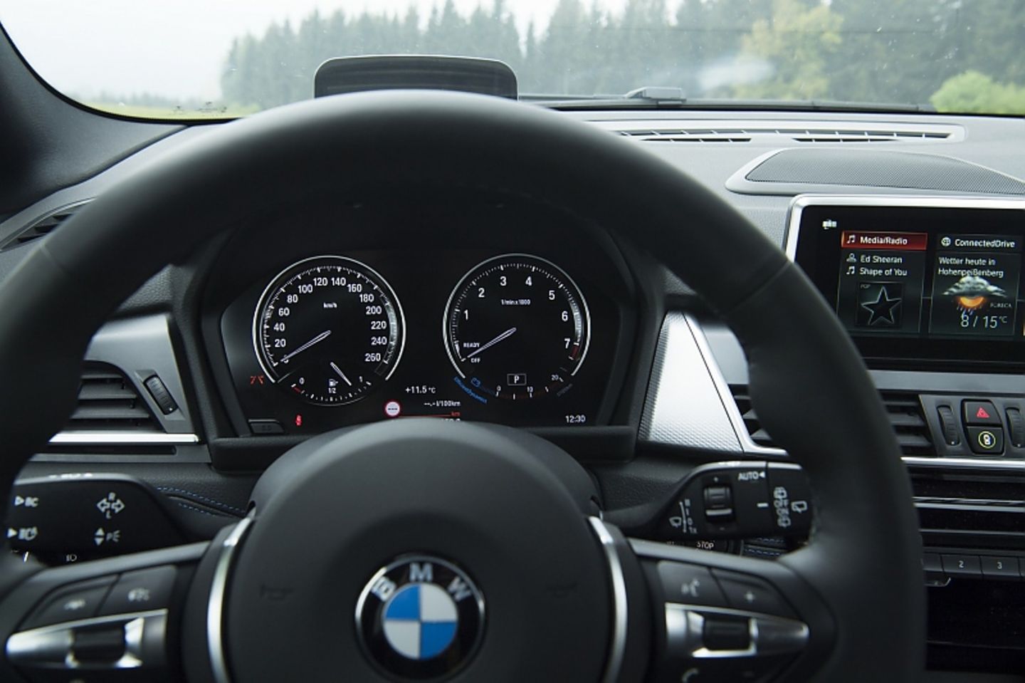 Die Rundinstrumente haben die "Black-Panel-Technologie" mit analogen Zeigern