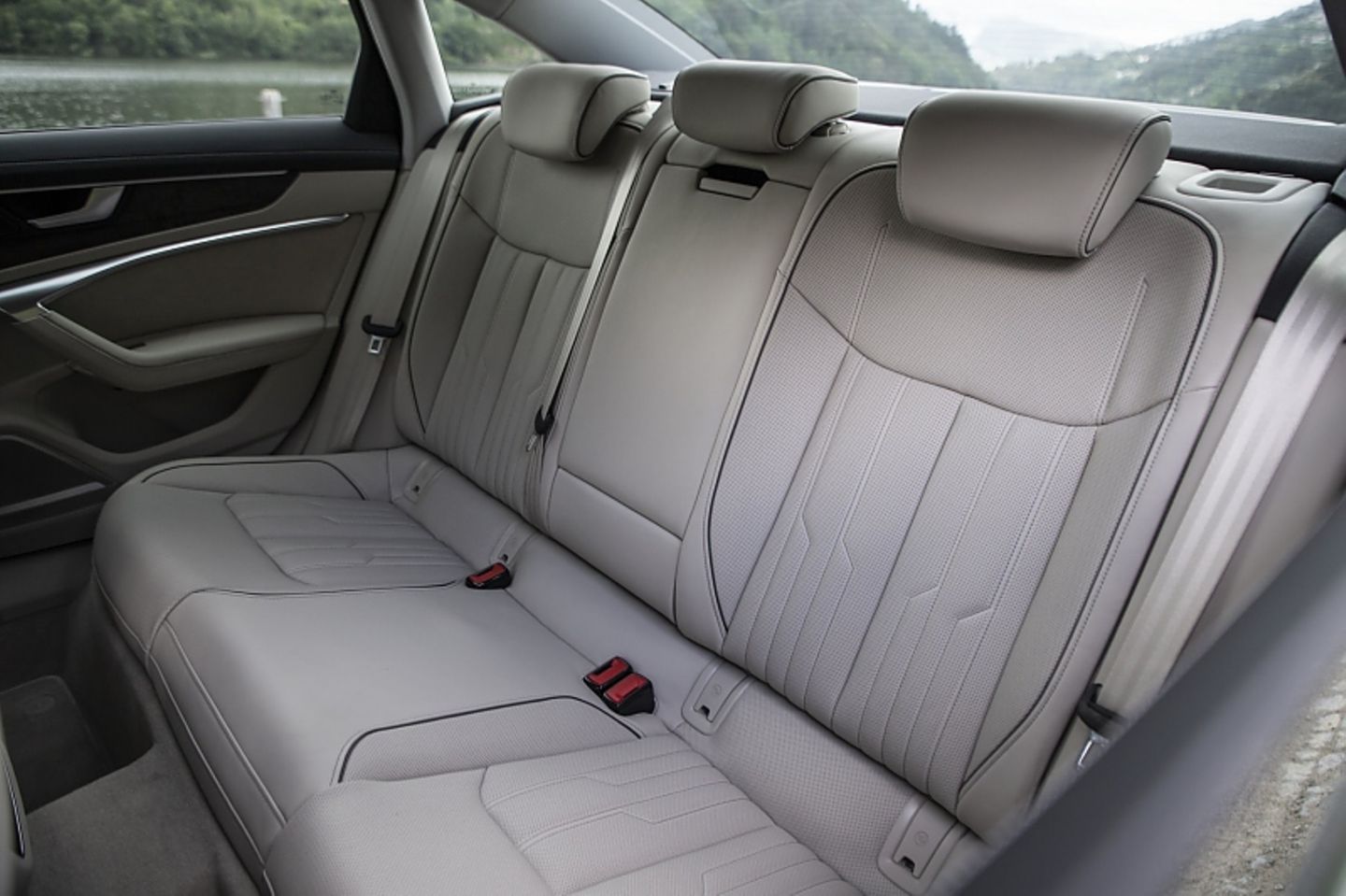 Audi A6 50 TDI Quattro - die hinteren Kopfstützen sind etwas zu klein