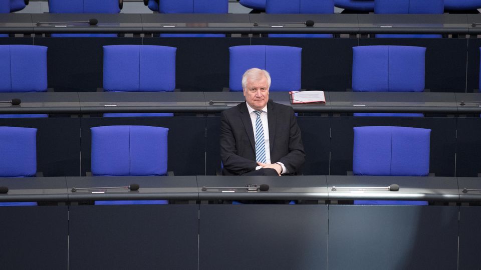 Opposition wittert Skandal: Kann Innenminister Horst Seehofer die Vorwürfe abschütteln?