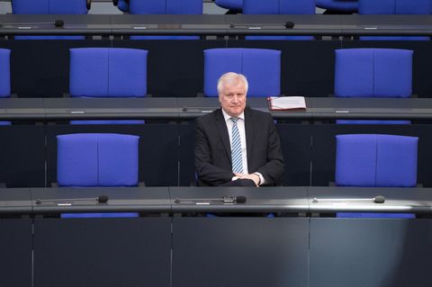 Opposition wittert Skandal: Kann Innenminister Horst Seehofer die Vorwürfe abschütteln?
