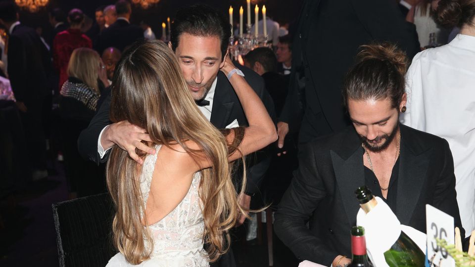 Adrien Brody begrüßt Heidi Klum mit Küsschen, Tom Kaulitz guckt lieber weg