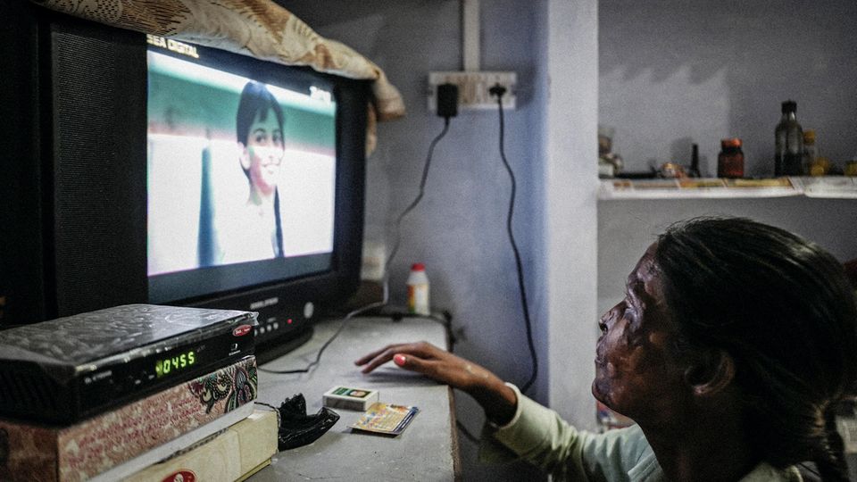 Indien: Neetu kann nur Schatten erkennen; dem Geschehen auf dem alten Fernseher versucht sie dennoch zu folgen Neetu kann nur Schatten erkennen; dem Geschehen auf dem alten Fernseher versucht sie dennoch zu folgen