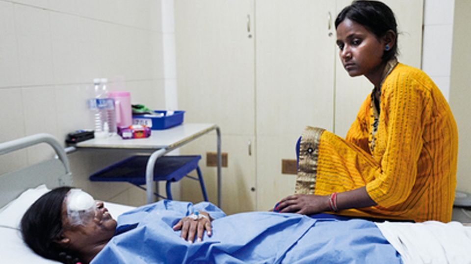Indien: Eine Augen-OP brachte Neetu keine Besserung. Am Krankenbett ihre jüngere Schwester Poonam Eine Augen-OP brachte Neetu keine Besserung. Am Krankenbett ihre jüngere Schwester Poonam