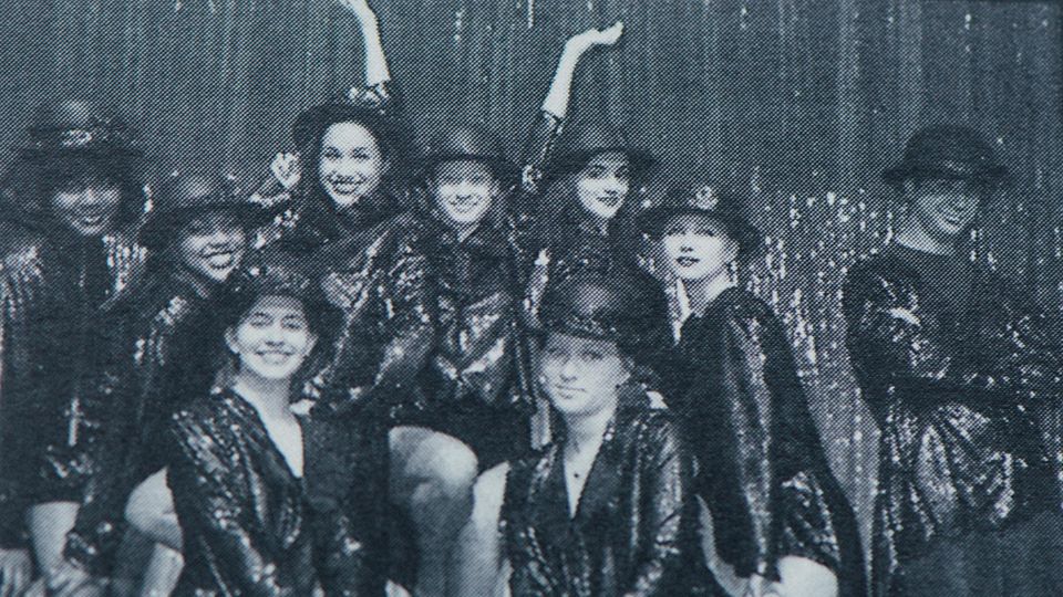 Mit Hut: Meghan (obere Reihe, 3. v. l.) tanzte auf der Bühne ihrer Immaculate Heart High School