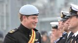 Harry in vollem Ornat und mit schelmischem Grinsen. Er hat, typisch britisch, einen ausgeprägten Sinn für Humor
