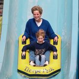 Harry mit seiner Mutter Diana auf einer Wasserrutsche 1992