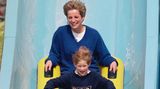 Harry mit seiner Mutter Diana auf einer Wasserrutsche 1992