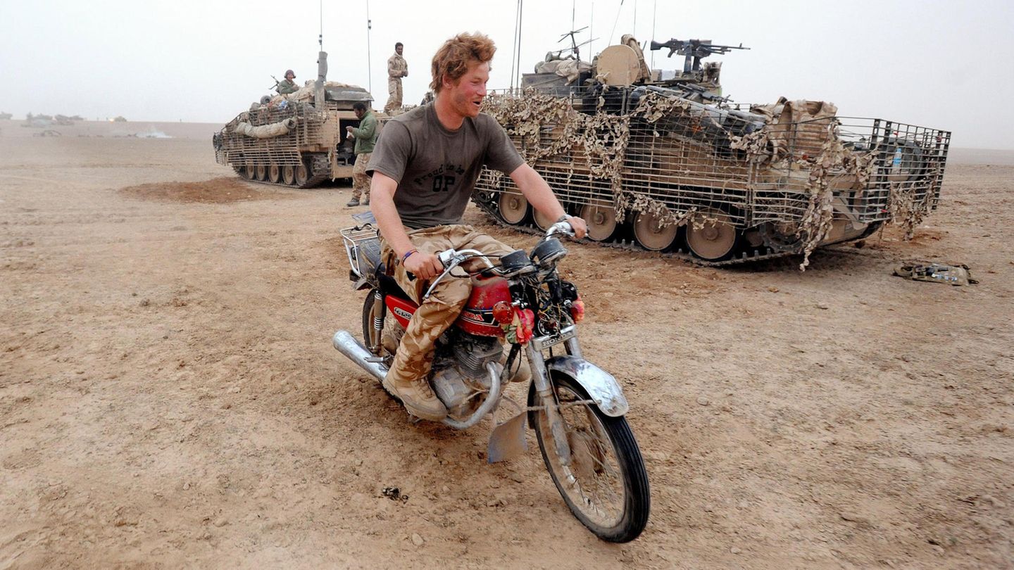 Prinz Harry auf dem Motorrad während seiner Zeit als Soldat in Afghanistan