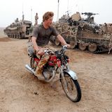 Prinz Harry auf dem Motorrad während seiner Zeit als Soldat in Afghanistan