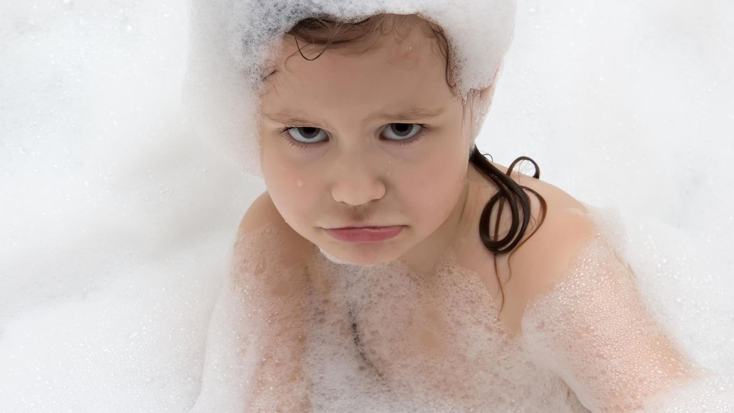 Ein sehr schlecht gelauntes Kind beim Haare waschen