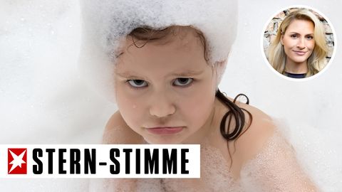 Ein sehr schlecht gelauntes Kind beim Haare waschen